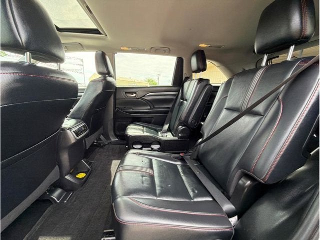 2019 Toyota Highlander SE Sport Utility 4D