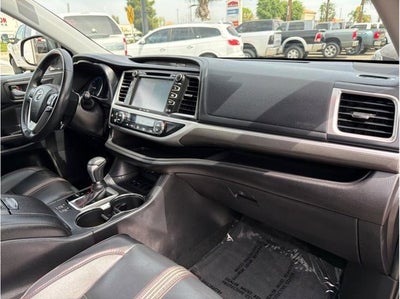 2019 Toyota Highlander SE Sport Utility 4D