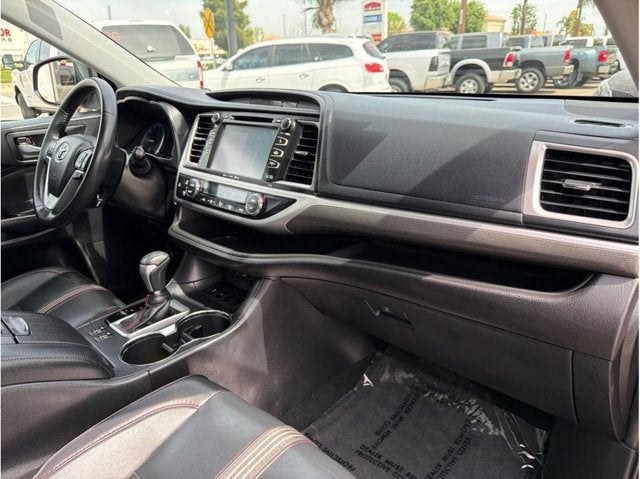 2019 Toyota Highlander SE Sport Utility 4D