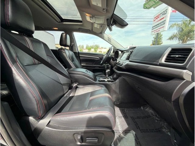 2019 Toyota Highlander SE Sport Utility 4D