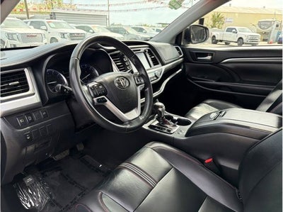 2019 Toyota Highlander SE Sport Utility 4D