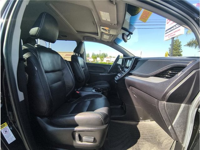 2017 Toyota Sienna SE Minivan 4D